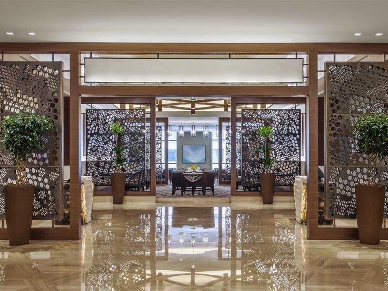 Jabal Omar Hyatt Regency Makkah Hotel Mekka Kültér fotó The photo showcases a modern, elegant interior space, likely within a hotel or upscale establishment. It features decorative screens made of intricate patterns that serve as partitions. The floor is polished marble, reflecting the bright lighting abo