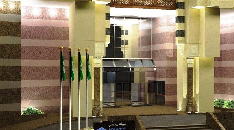 Jabal Omar Hyatt Regency Makkah Hotel Mekka Kültér fotó The photo shows a building entrance decorated in a luxurious style. It features a prominent glass entrance with a modern design. In front of the entrance, there are several vertical flags, which appear to represent Saudi Arabia. The architecture incl