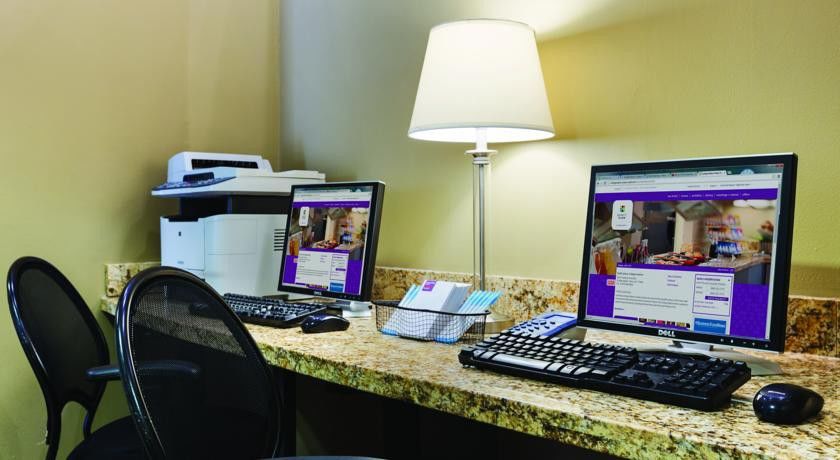 Jabal Omar Hyatt Regency Makkah Hotel Mekka Kültér fotó The photo shows a small workstation area featuring two computer monitors on a granite countertop. Each monitor has a keyboard and mouse in front of it. Alongside the computers, there is a lamp providing illumination. To the left, a printer is visible