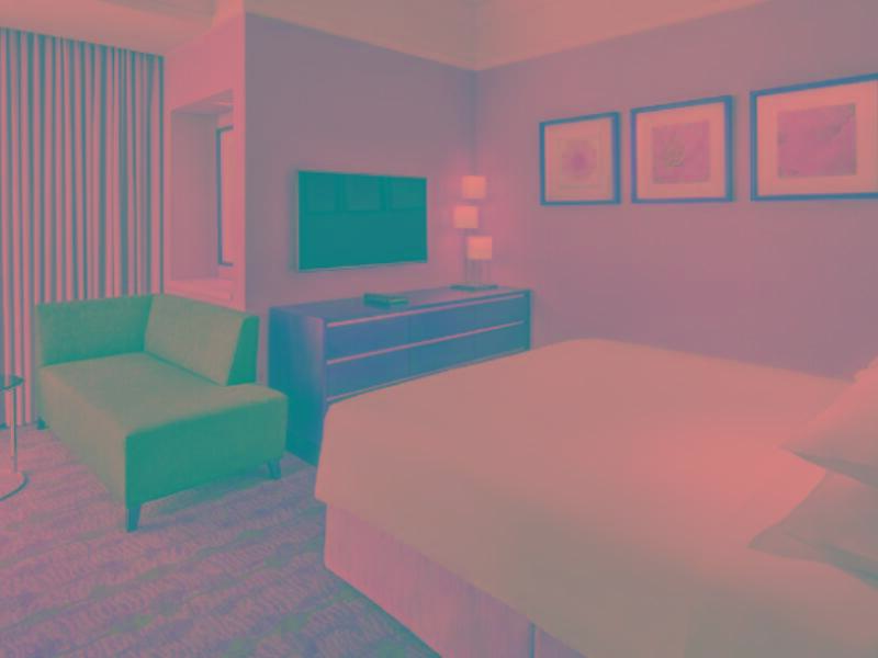 Jabal Omar Hyatt Regency Makkah Hotel Mekka Kültér fotó The photo shows a hotel room featuring a comfortable setting. There is a large bed with white linens, positioned next to a stylish dresser. A flat-screen television is mounted on the wall opposite the bed. To one side, there is a small green sofa and